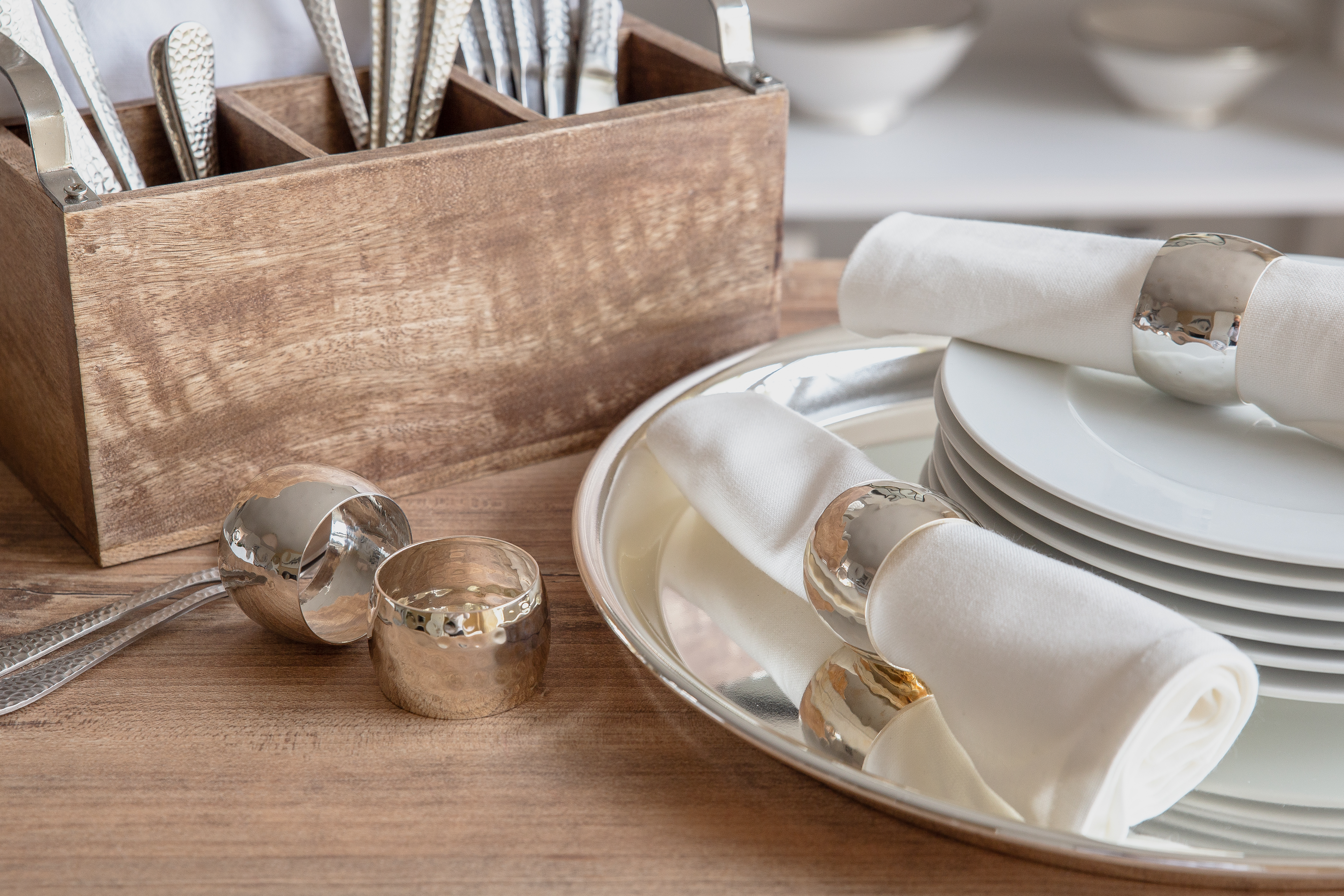 Gedeckter Tisch mit silbernen Serviettenringen